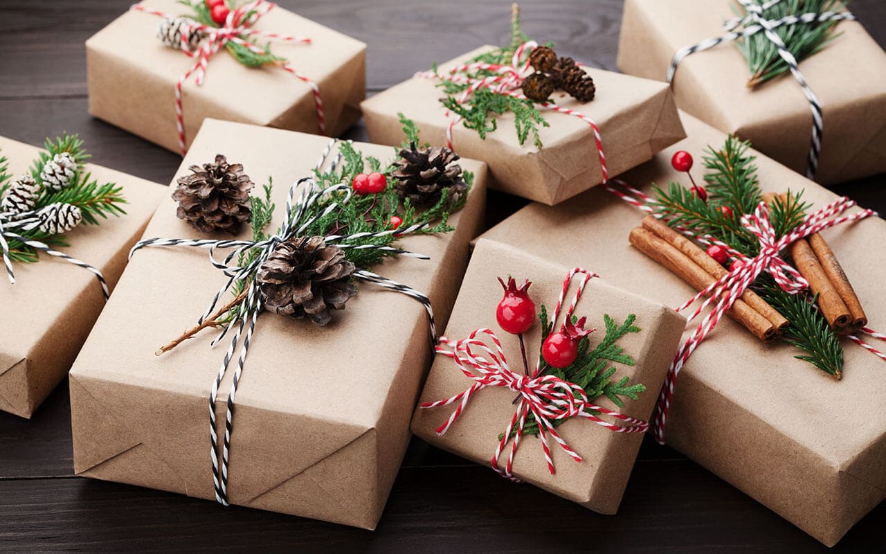 Упаковка подарков своими руками: 3 свежих идеи к праздникам