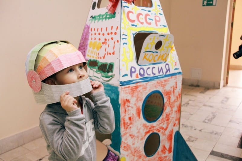 Шлем космонавта из картона. Шлем Космонавта детский картонный. Шлем Космонавта своими. Шлем из коробки.